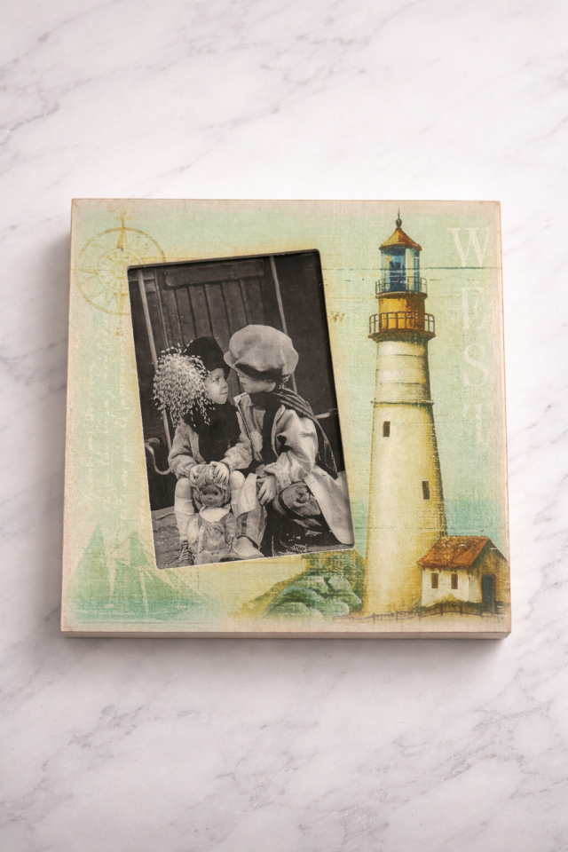 Parti Malzemesi Dekoratif Deniz Feneri Temalı Fotoğraf Çerçevesi 20x20 cm – 10x14 Fotoğraf Uyumlu Vintage Ahşap Çerçeve