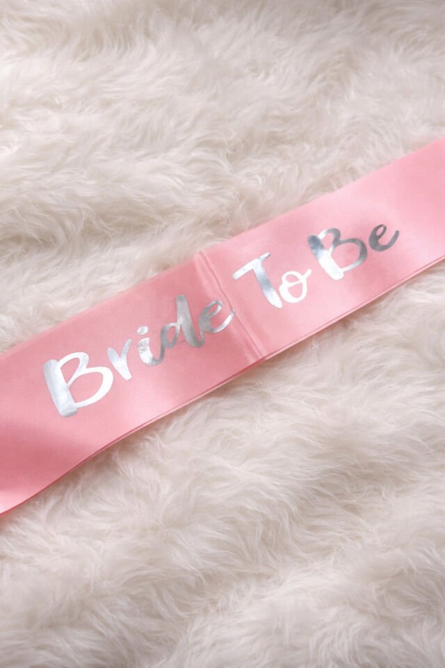 Bride To Be Kuşak Orjinal Pembe Saetn Gümüş yazı 144x10 cm